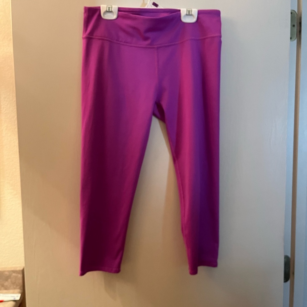 EUC Fabletics Magenta Cropped Leggings Size Medium - Picture 2 of 4